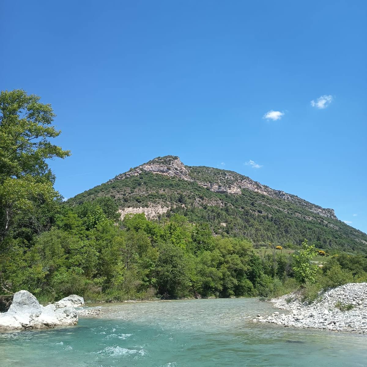 La rivière turquoise et la montagne, au lieu du stage à Sahune