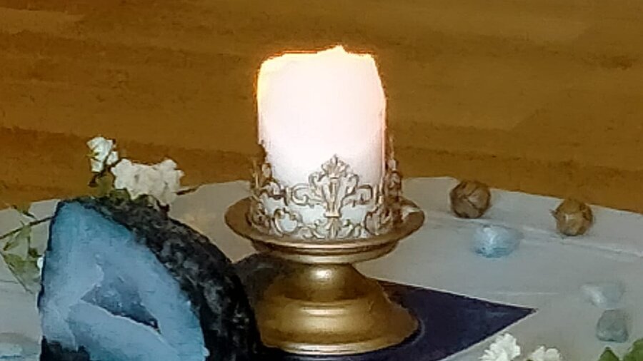 La flamme de la Paix sur l'autel de cérémonie